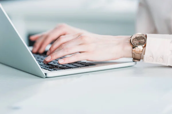 Бизнесмен с ручные часы, работающие на ноутбуке — стоковое фото